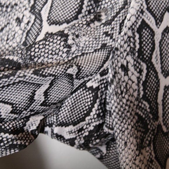 Onzie High Waisted Yoga Leggings Snake Print Gray Size XS High Rise Full Length - Picture 7 of 9